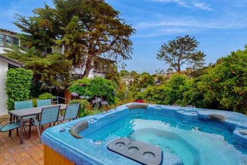 La Jolla Historic Gem, Hot Tub, Game Room, Garden Oasis with Firepit & Courtyard Dining