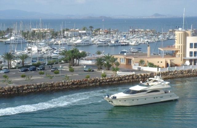 La Manga apartment, Stunning Sea Views, Pool,Free WiFi, A/C, Satellite TV, lift
