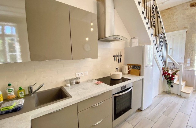 La Montgrande, Aulnay. Gîte within walking distance to bars restaurants