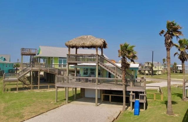 La Palapa whole house at pedestrian beach! Surfside Beach Texas!