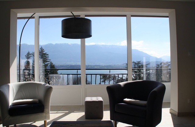 "LA PARENTHESE" charming rental lake and mountain view