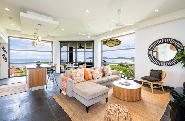 La Perla #154: 3 bed/3 bath 5th floor Ocean Views!