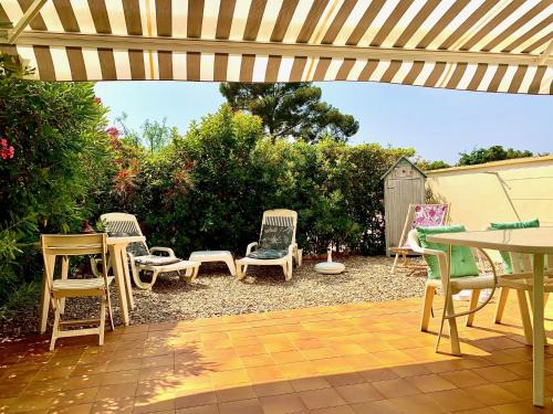 La plage, calme et jardin