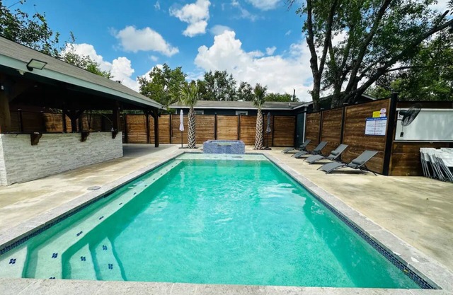 La Quinta 210 house with game room, pool WiFi and AC in lovely San Antonio