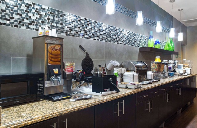 La Quinta Inn & Suites by Wyndham Pearsall