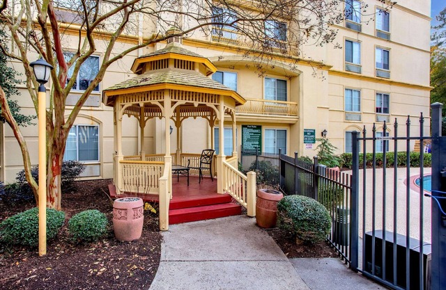 La Quinta Inn & Suites by Wyndham Raleigh Crabtree