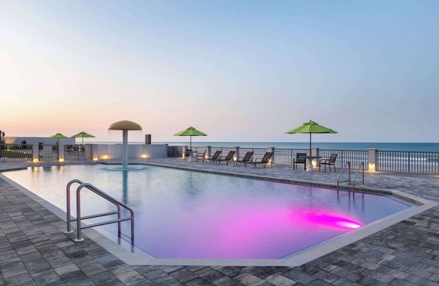 La Quinta Inn & Suites by Wyndham Oceanfront Daytona Beach