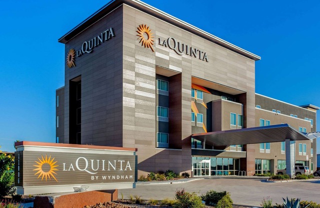 La Quinta Inn & Suites by Wyndham San Antonio Alamo City