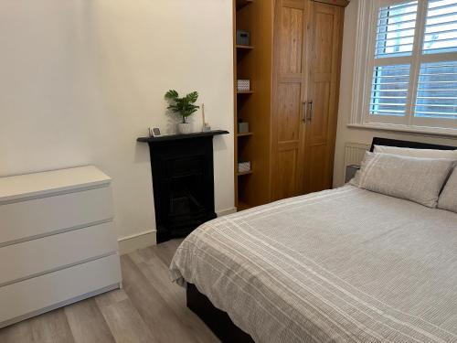 La Rochelle - Earlsfield near Wimbledon, Clapham, Waterloo