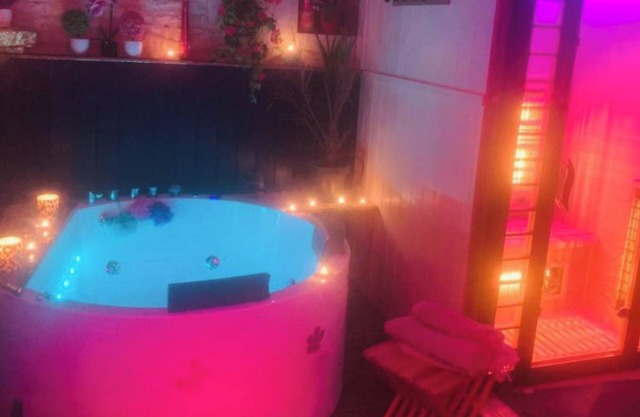 La Romance jacuzzi sauna de luxe quiet garden