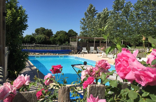 La Vigne- Beautiful 2 bed converted barn with shared Swimming Pool.