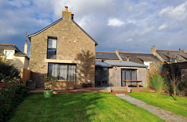 LA VIGNE FLEURIE, family house 450m from the beach