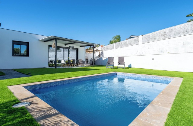 'La Villa Del Roc' with Private Pool, Wi-Fi and Air Conditioning