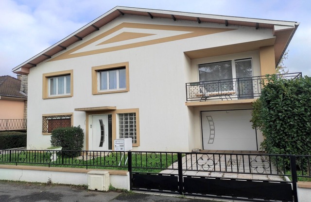 La Villa Sainte-rose: Gîte 3 Chambres Avec Jardin à 5 min de la Cité des Loisirs