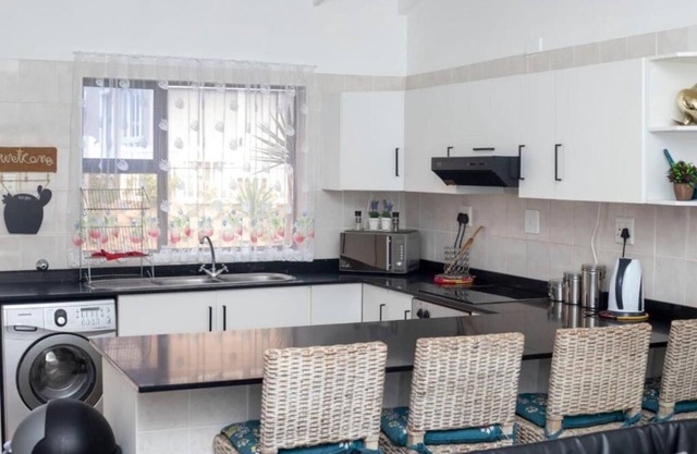 La Vista Unit - swimming pool, separate bedroom, 2 bathrooms .n