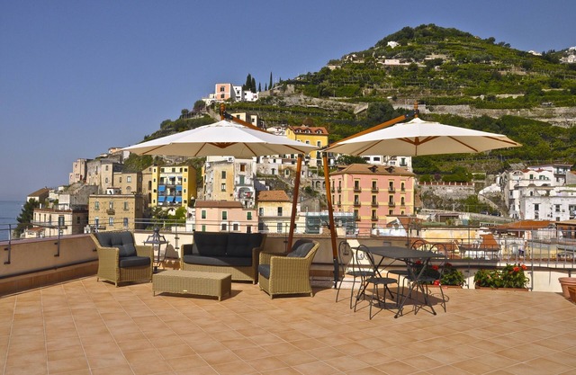 La Zinefra - Sea front apartment with large terrace