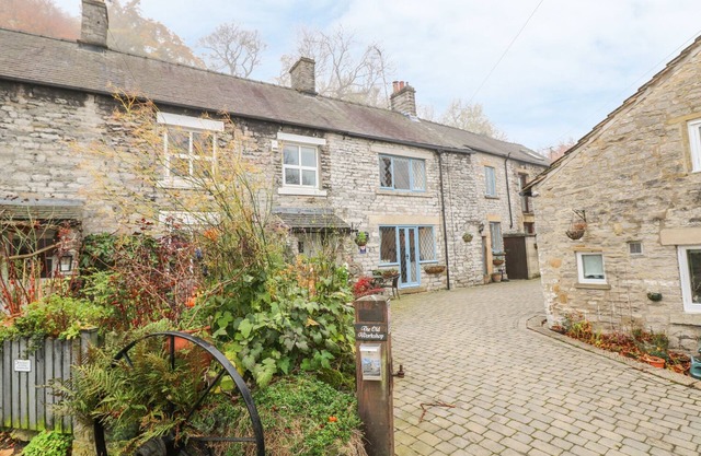 LABURNUM COTTAGE, with a garden in Castleton, Peak District