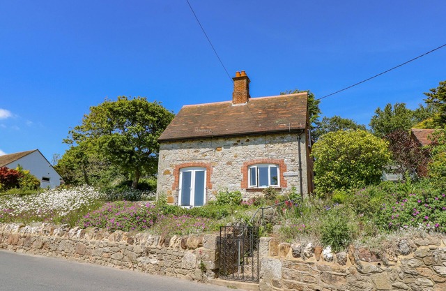 LADYLANDS COTTAGE, pet friendly, with a garden in Shorwell