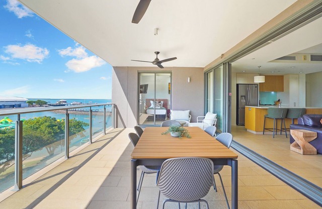 Lagoon Waterfront Oasis, relaxing balcony & BBQ