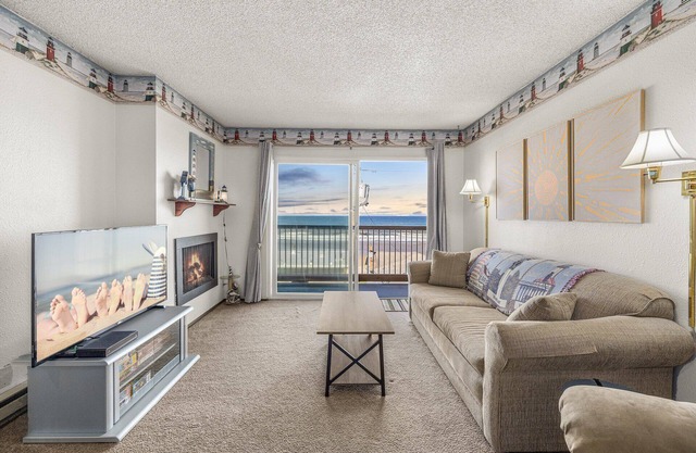 Laid-Back Beach Life! Pet-Friendly Stay in Lincoln City with Room to Relax
