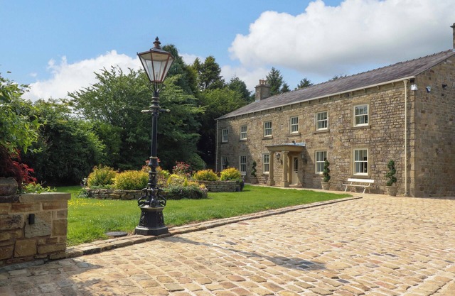 LAITHE HOUSE, pet friendly, luxury holiday cottage in Cliviger