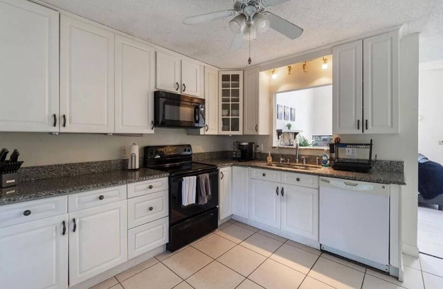 Lake Access Gem! 4Bd 2Ba High Ceiling /Peaceful Oasis Near Dwntwn Jacksonville