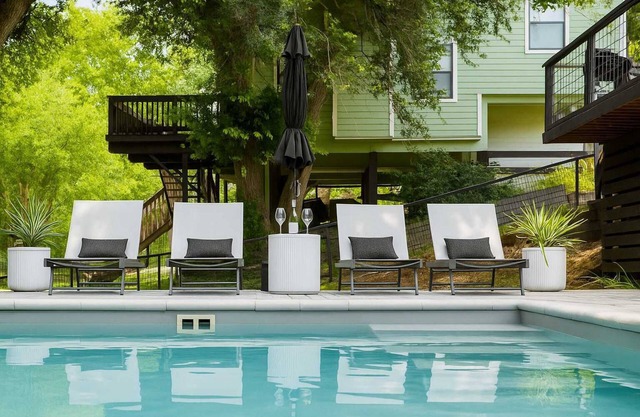 Lake Access | Pool | Loungers | Fire Pit | Grill