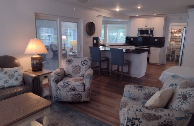 Lake AccessnWell Appointed 2 bed 2 bath sleep 6