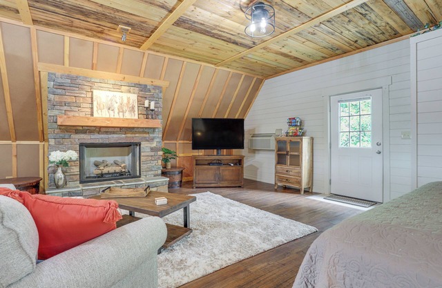 Lake Allatoona Area Studio w/2 Decks & Farm Views
