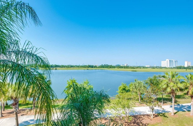 Lake and Pool View Vista Cay 2 Bed 2 Bathroom WOW