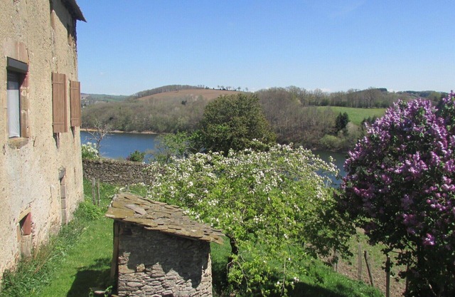 Lake, beach, countryside.Family-friendly.Heart of Aveyron.Farmhouse.Dogs welcome.