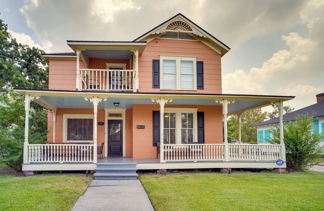 Lake Charles Vacation Rental - Walk to the Lake!