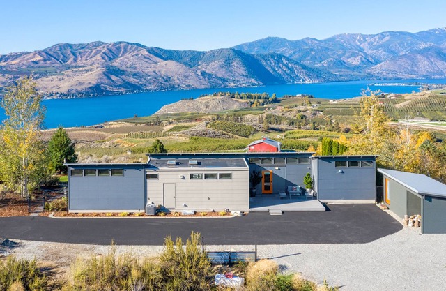 Lake Chelan Vacation Rental with private pool and hot tub, sleeps up to 6 adults