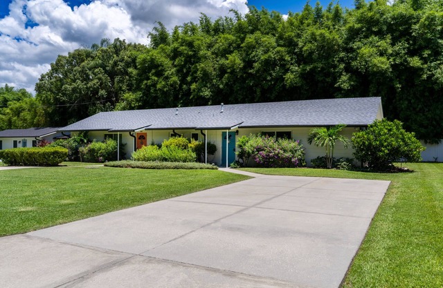 Lake Cottage Minutes from Downtown Mount Dora!