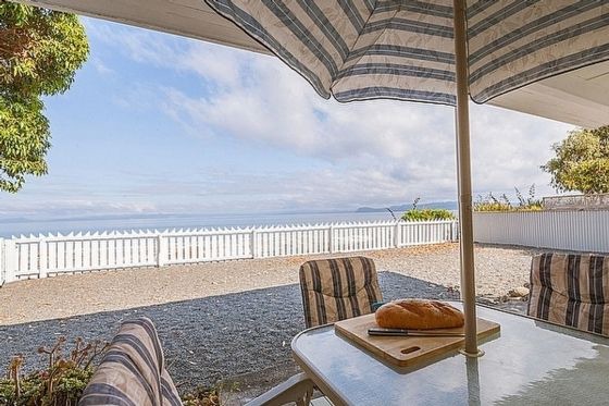 Lake Edge Cottage - Waitahanui Holiday Home
