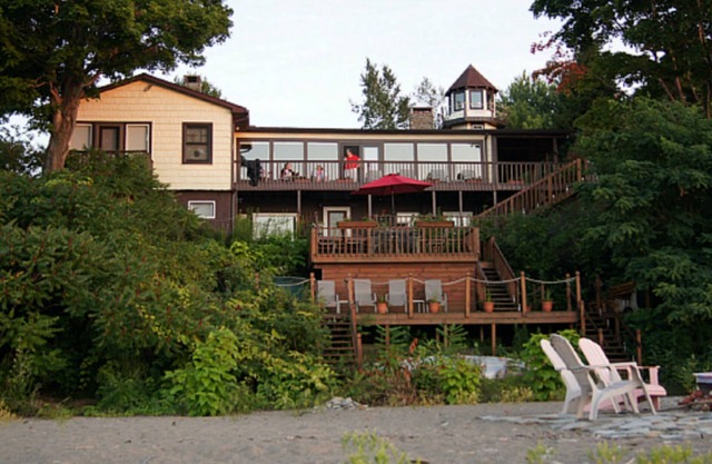 Lake Erie Beachfront Apartment with beach that doesn't end.