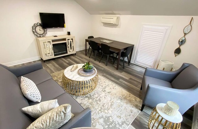 Lake Erie luxurious 2 BDR Condo with Beach access (Moonstone)