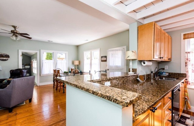 Lake Escape - Cozy Cottage - Private Hot Tub - 1.5 blocks to Berrien St Beach 😎