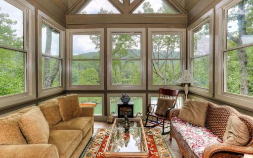 Lake Escape - Lounge with Scenic Lake Views
