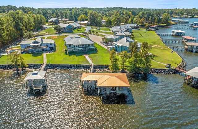 Lake Escape Paradise: Premier fishing getaway