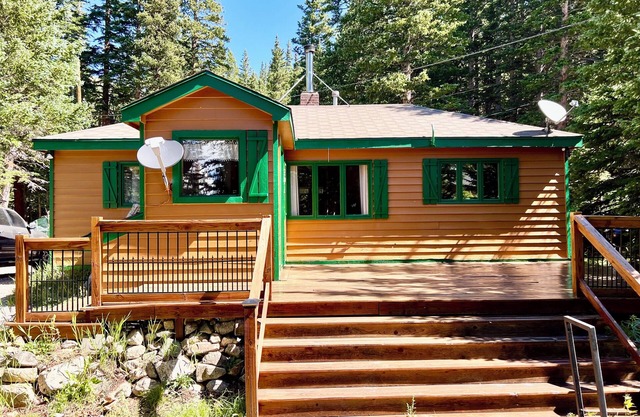 Lake Front 1-bedroom cabin in St. Mary's Glacier, Idaho Springs
