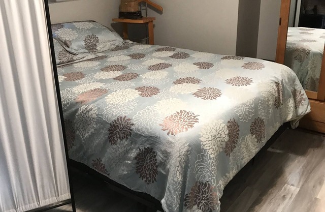 Lake front bachelor nClose to all amenities casino Rama nSki hills