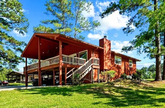Lake Front Cabin! nPool, Basketball, Boat parking & Firepit. Lots of parking.