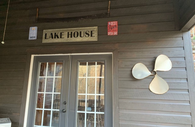 Lake Front Cabin in Private Cove with Covered Dock