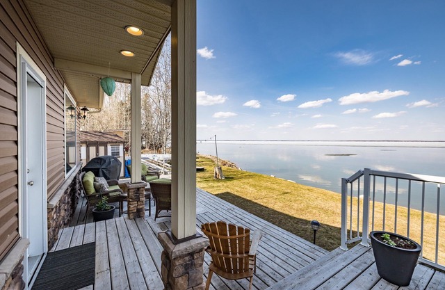 Lake front cabin w/hot tub & firepit, close to The Village at Pigeon Lake.