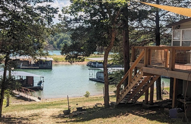 Lake Front Cabin - Walk to the water