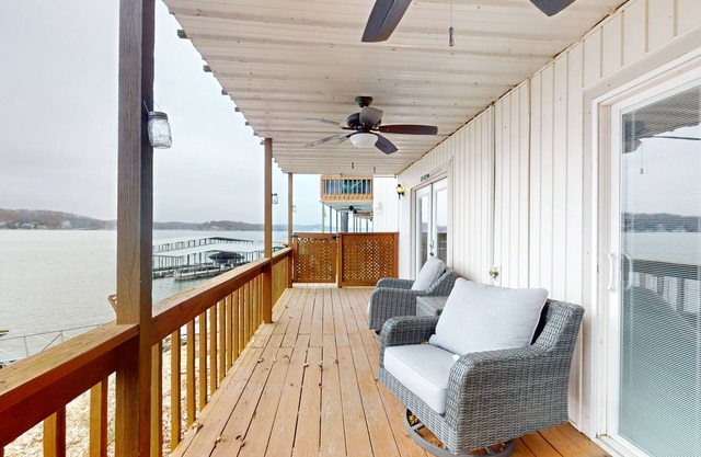 Lake front condo w/incredible views, central air & shared pool