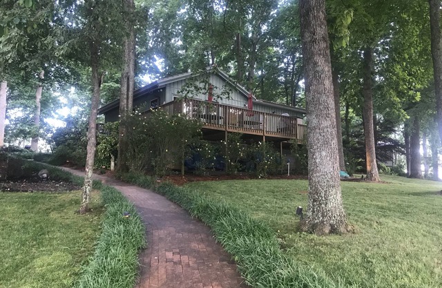 Lake Front Cottage, 300' of Shoreline, Large Private Pier, and Great Location.