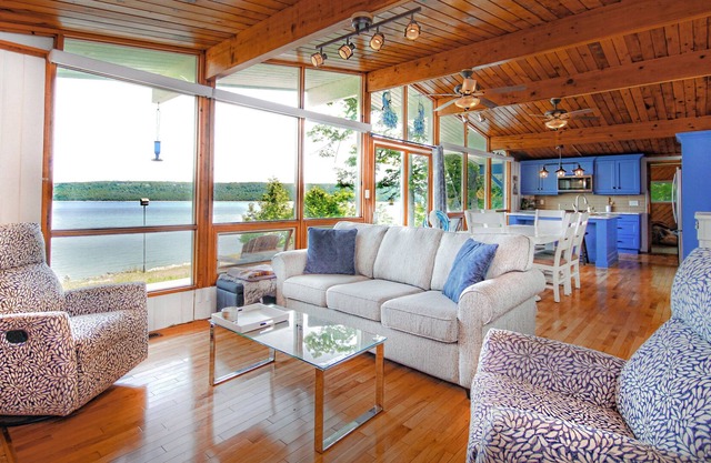 Lake Front Cottage only 4 minutes from Gore Bay