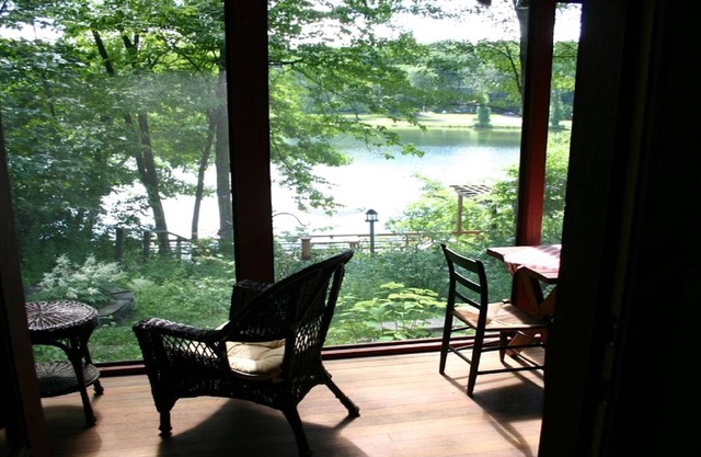LAKE FRONT COTTAGE - YEAR ROUND HOT TUB